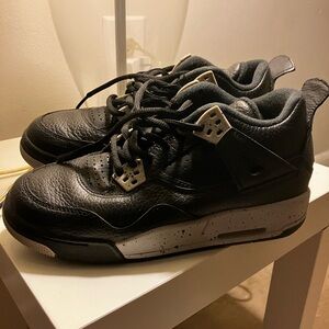 Jordan Black and speckled/paint splatter off white outer-sole - Kids Sneakers